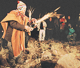 Un chamán (quechua: paqo) da una ofrenda