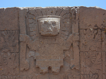 Tiahuanaco, puerta del sol con el dios
                            creador Wiracocha en el centro encima