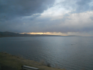 El lago Titicaca
                            cerca de Desaguadero con la puesta del sol