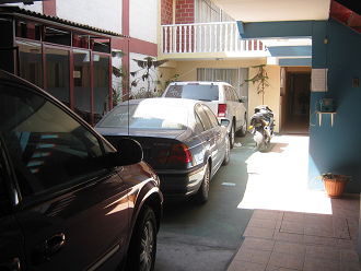 Hostal Villarica, autos en el patio
                            para alquilar (02)