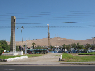 Avenida Chacabuco con parque Carlos
                            (parque Baez del Campo) con monumento,
                            grua, feria, desierto al fondo