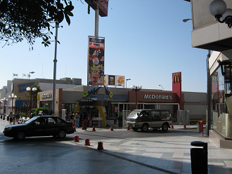 Kreuzung der Fussgngerzone 21. Mai mit der
                    Prattstrasse, ein McDonalds