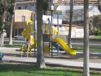 Der Mackennaplatz, Kinderspielplatz mit
                            Rutschbahn