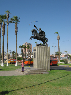 Avenida San Martn, monumento Higgins