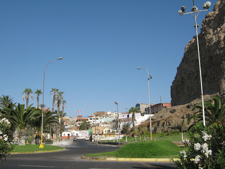 Vista de la avenida San Martn a la plaza
                    Mackenna y a las casas en el cerro
