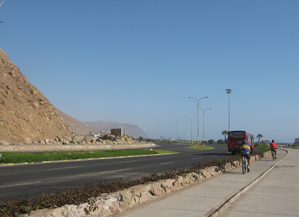 Avenida a la playa de Arica, ciclistas
