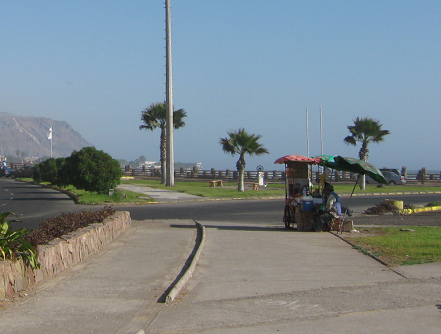 Avenida a la playa de Arica, puesto de venta,
                    primer plano