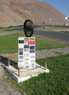 Avenida a la playa de Arica, monumento de
                    rueda, primer plano