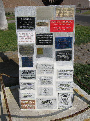 Avenida a la playa de Arica, monumento de
                    rueda, las placas
