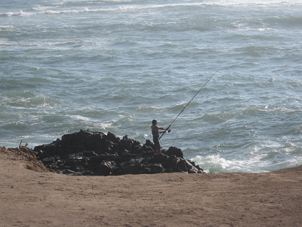 Pescador al mar salvaje