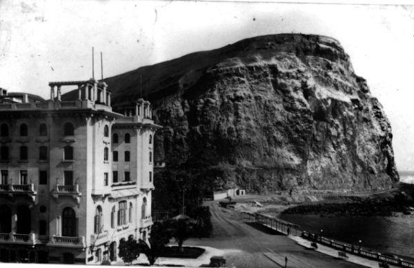 El cerro Morro
                        bloqueando el paso al sur, con el hotel Pacfico
                        antes de su destruccin [2]