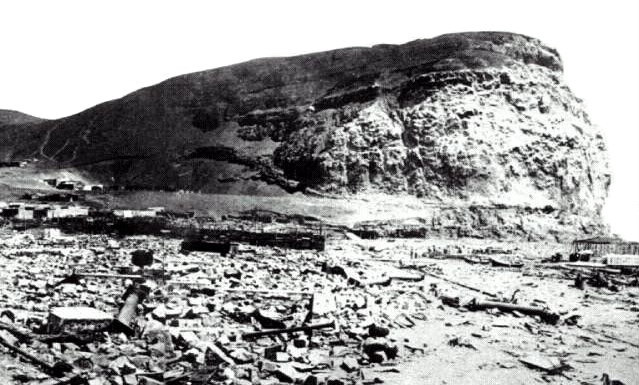 El cerro Morro
                        despus del terremoto y el tsunami en el ao
                        1868 [3]