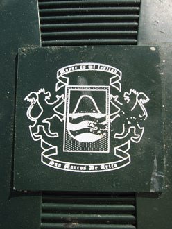 Abfallkbel mit Dach, das Wappen
                          "Sankt-Markus von Arica" ("San
                          Marcos de Arica")