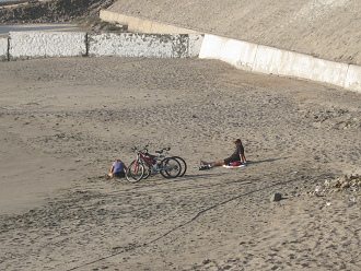 Laucho-Strand, Leute mit Velo (Fahrrad)