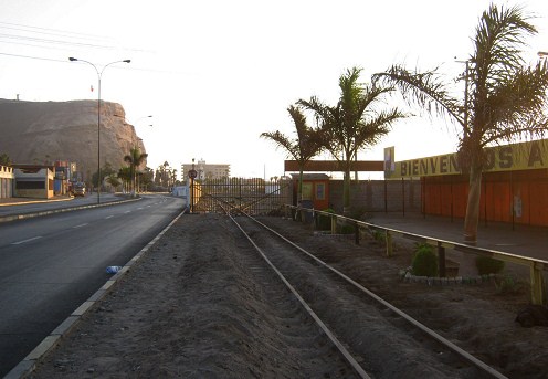 Avenida Lira, vista al cerro Morro con
                        carril cerrado