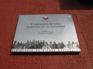 La placa del ministerio de bienes
                                nacionales chileno