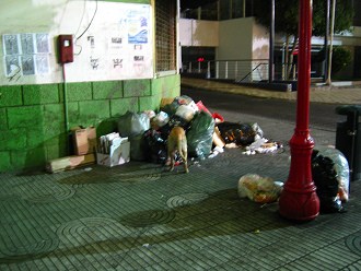 Pasaje Bolognesi con calle Sotomayor,
                        basura en la noche con perro
