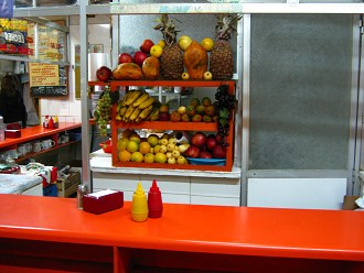 El mercado de Arica, un puesto con papaya