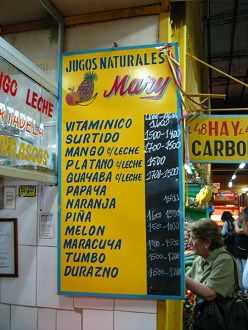 El mMercado de Arica, un puesto con papaya,
                        la oferta de jugos