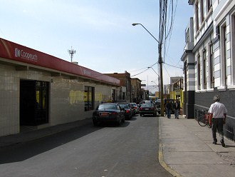 Calle Baquedano, cola de carros por los
                        colectivos