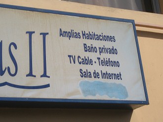 Calle Prat, la placa del hotel "Las
                        Palmeras" indicando una sala de Internet