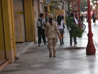 Pasaje 21 de Mayo, una soldada en
                          uniforme del desierto