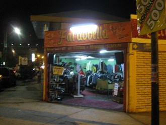 Tienda Fardobella (04), tienda terrorista
                          de discoteca tambin en la noche, molestando
                          mucho a hostales