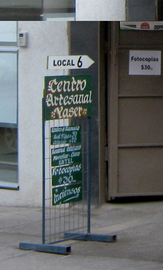 Calle Coln, la
                        entrada al centro artesanal "Yaser",
                        la placa