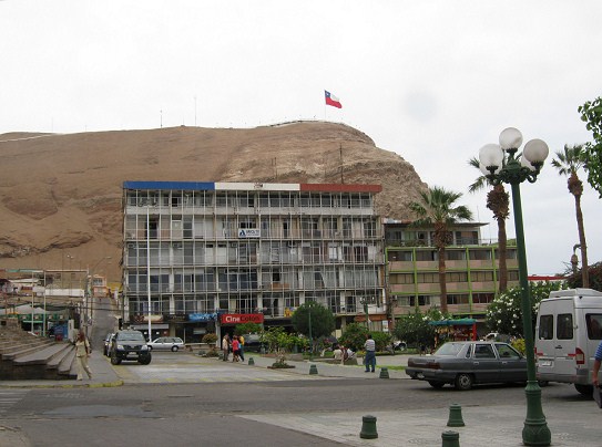 La otra parte de la municipalidad de Arica,
                        la "gobernacin" en la "casa
                        Coln" con el cerro Morro