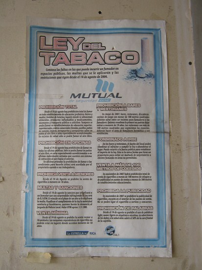 Poster con la ley del tabaco del ao 2006