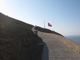 Cerro Morro, camino con la bandera chilena