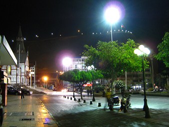 Arica, Plaza Coln, vista al cerro Morro en
                    la noche