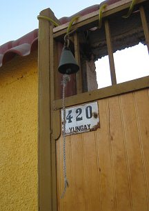 El timbre, la campana
                del hostal Yungay