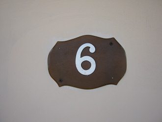 Die
                          Tre des Zimmers Nr. 6, die Zimmernummer