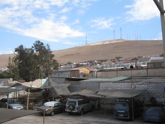 Vista al cerro Morro con sus antenas y
                            emisoras. Los autos son protegidos del sol
                            con "tela negra polisombra".