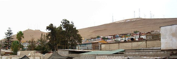 Vista del balcn del hostal Yungay con el
                          cerro Morro de Arica con neblina el 24 de
                          abril 2010
