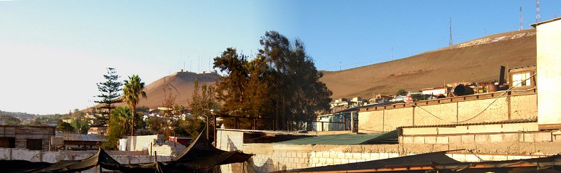 Vista del balcn del hostal Yungay al
                          cerro Morro de Arica en el sol el 3 de mayo
                          2010