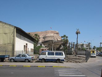 Die geschlossene Bahnstation nach Bolivien
                        mit dem Morroberg (01)