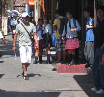 Calle 18 de Septiembre, uniformes escolares,
                    primer plano