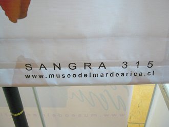 La indicacin del correo en el
                                  pster del Museo del Mar con caracoles
                                  del mar www.museodelmardearica.cl