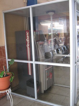 Da steht ein zweiter Bankautomat
                        (Kartenautomat)