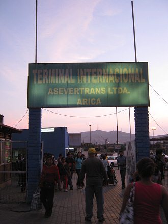 Internationaler Busterminal nach Peru, der
                        Eingang