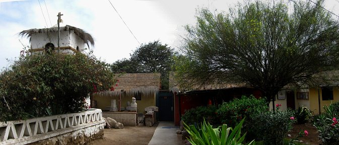 Der Kapellenturm mit Häuschen des
                              Kunsthandwerkerdorfes in Arica