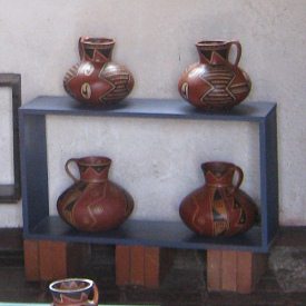 Pueblo artesanal de Arica, cerámicas
                          expuestas, jarras grandes