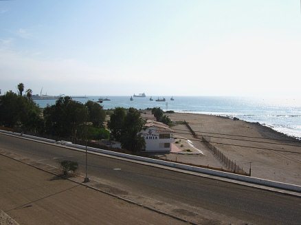 Chile-Allee auf der Brücke über
                                  die Eisenbahnlinie, Sicht auf das
                                  Hotel "Zur Bucht"
                                  ("hotel Bahía") mit dem
                                  Strand