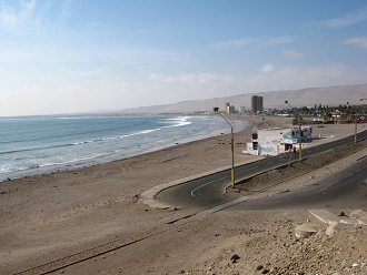 Der Chinchorrostrand mit der
                                  Eisenbahnlinie Arica-Tacna und mit
                                  "Uferweg"