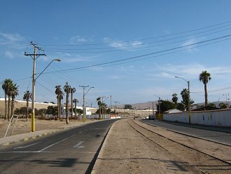 Carril del tren de Arica a Tacna,
                                  vista al centro de Arica