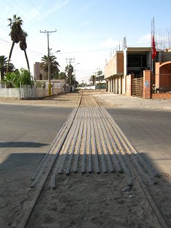 Paso a nivel von carriles, vista
                                  al norte para Tacna