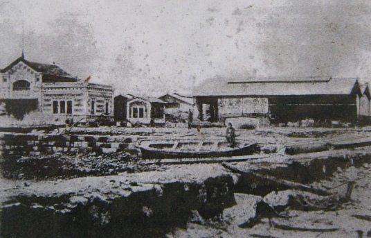 Artikel 24, Foto des Zollhauses von Arica
                          nach dem Seebeben vom 9. Mai 1877