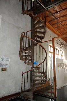 La escalera de caracol en acero de
                              Eiffel en la Aduana de Arica [foto06]